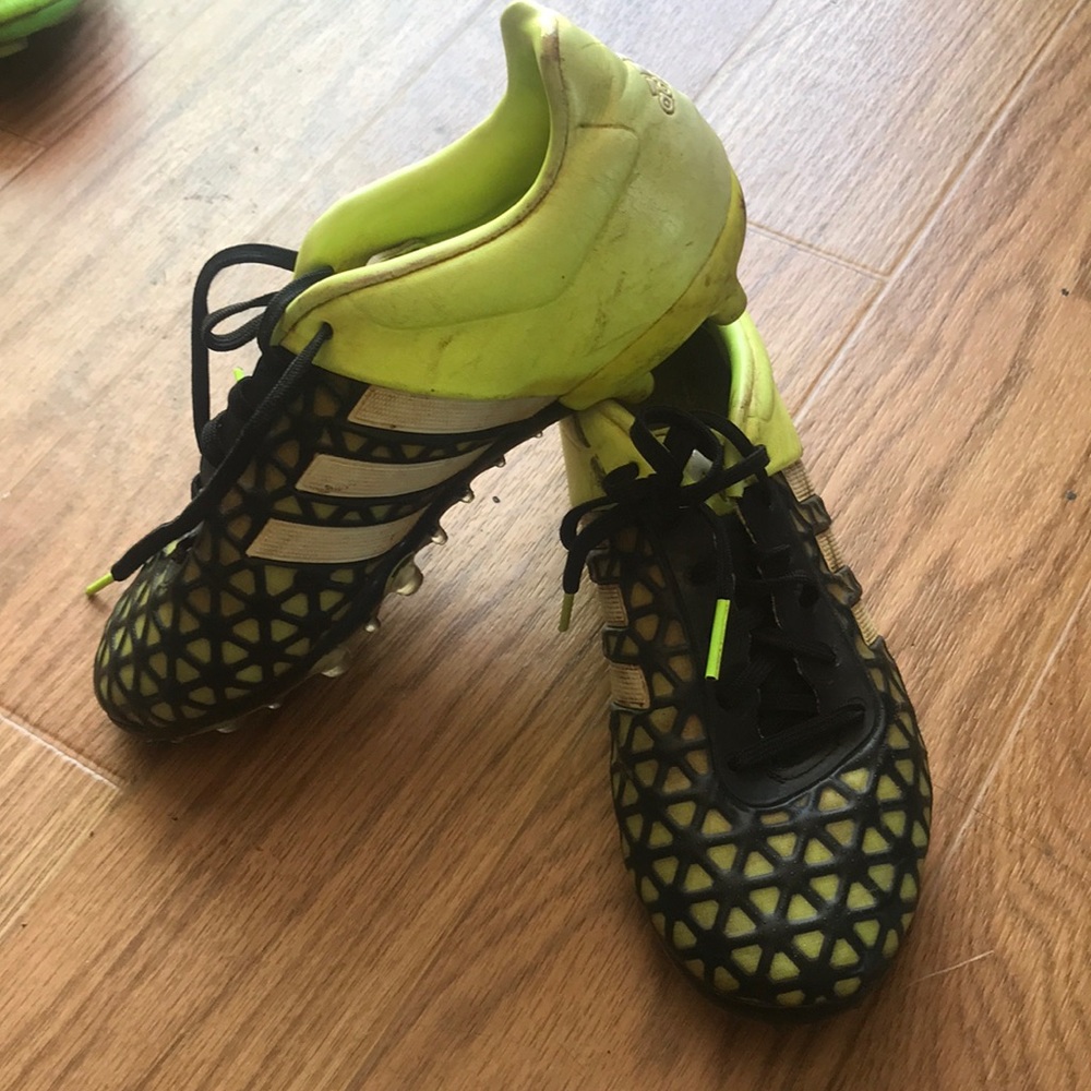 Youth cleats